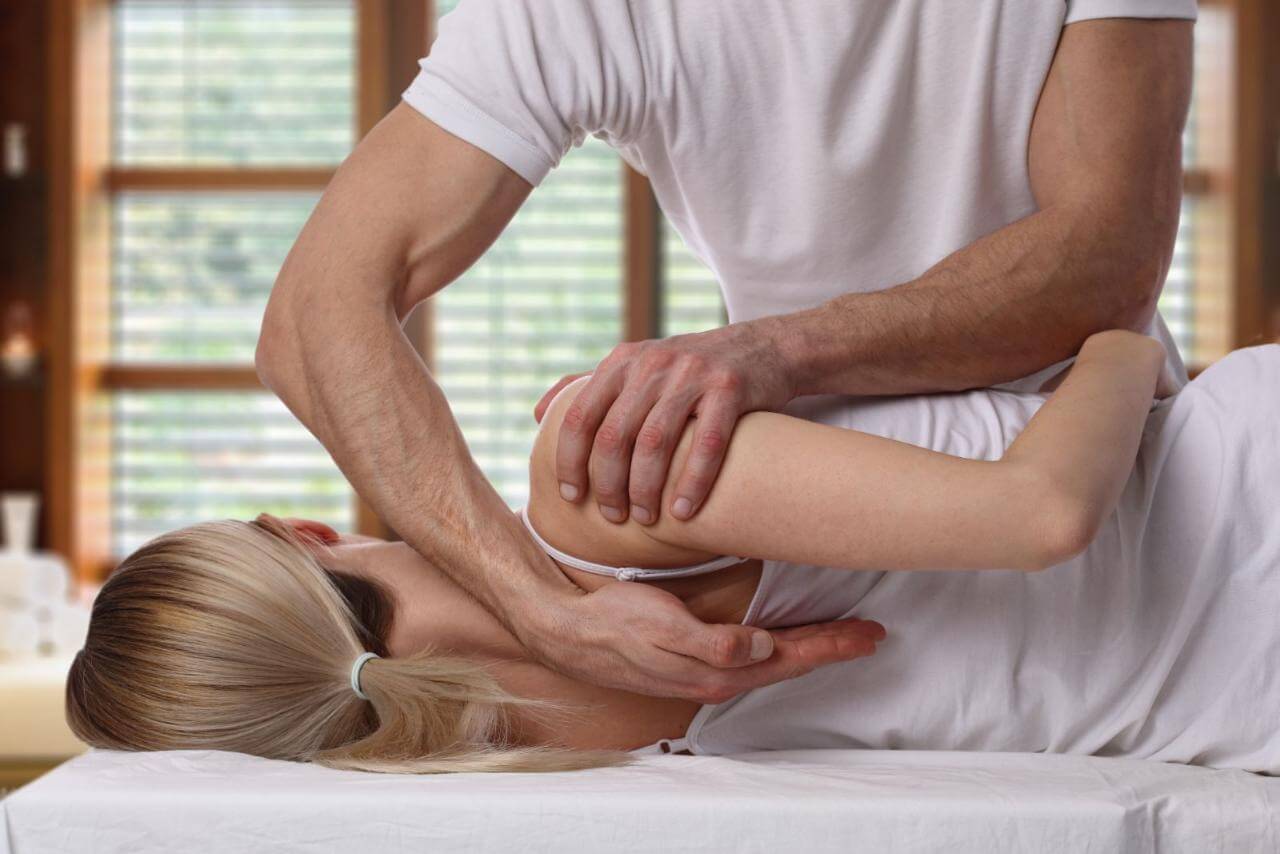 Klient erhält physiotherapeutische Justierung des Rücken