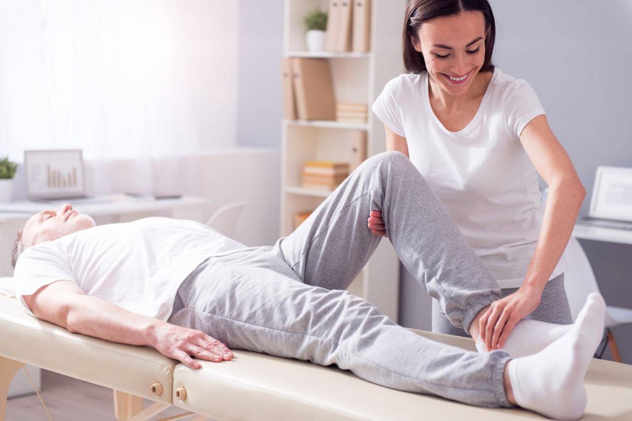 Patient wird in der Physiotherapie in Mannheim behandelt